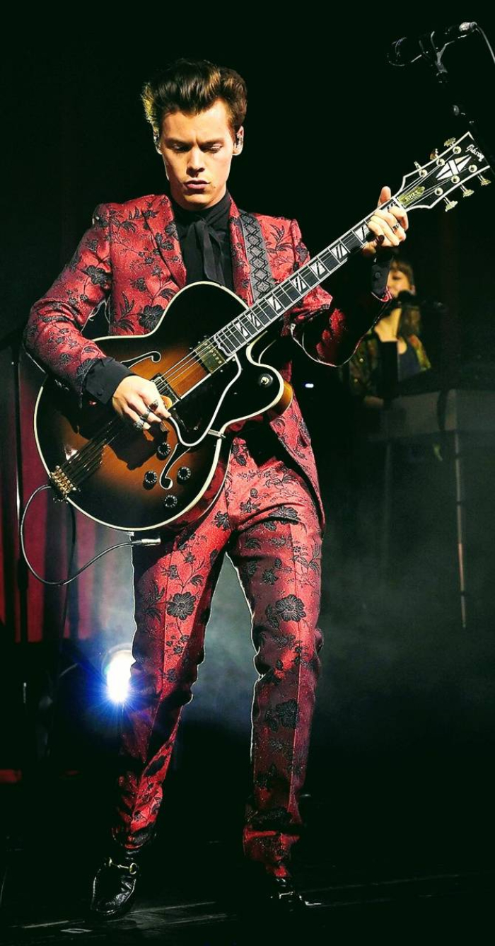 harry on stage wearing red floral suit black shirt harry styles laptop wallpaper playing the guitar