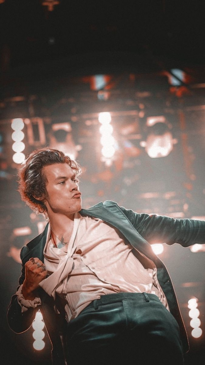 harry styles on stage dancing wearing green velvet suit pink shirt harry styles wallpaper