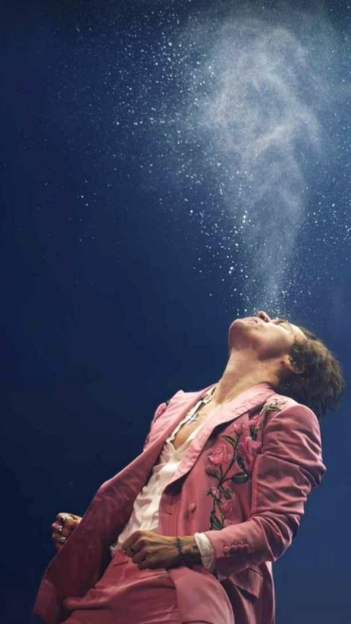 harry wearing pink suit white shirt on stage spitting water in the air harry styles laptop wallpaper