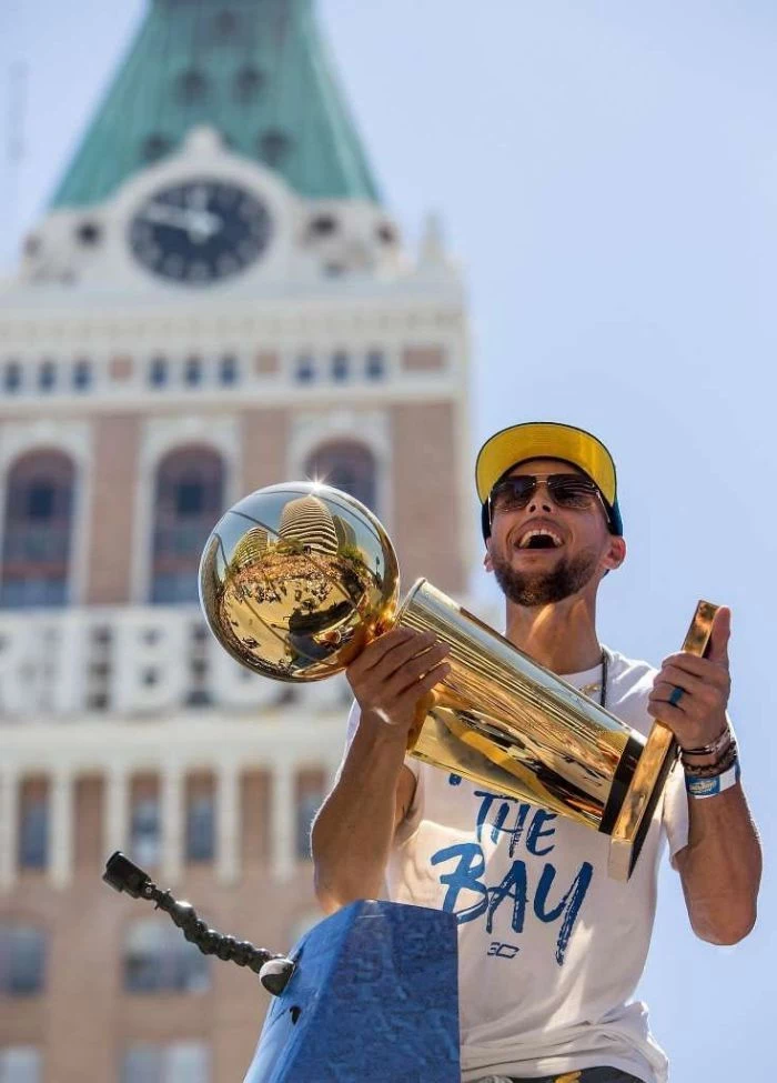 basketball pictures wallpaper steph holding the larry o brien trophy championship parade