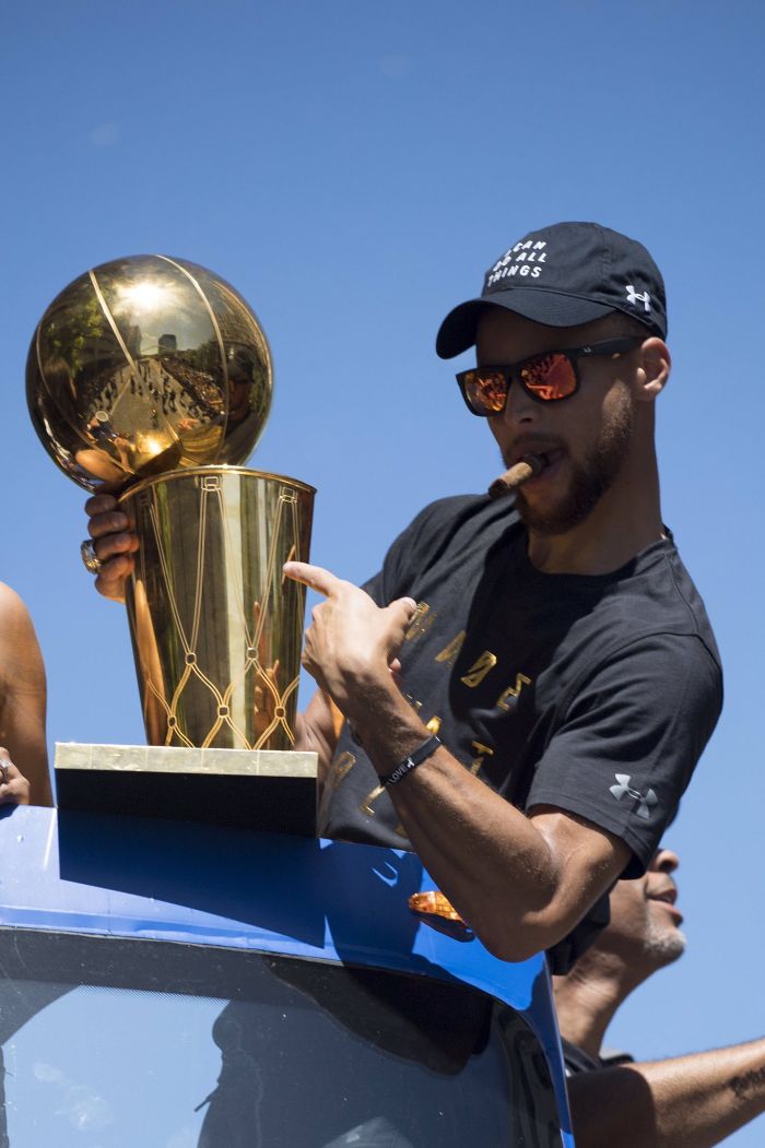championship parade stephen curry nba wallpaper steph pointing at the larry o brien trophy