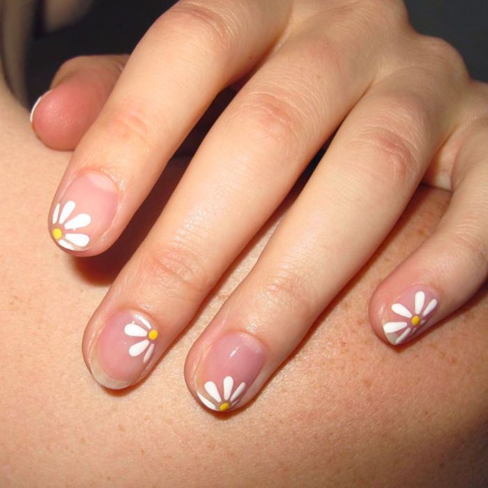 flower nail designs minimalist nails with small white daisies decorations on each finger with short squoval nails