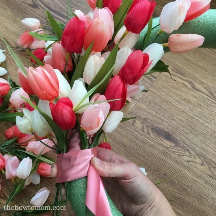 easter crafts for adults how to make a tulip wreath with tulips in different shades of pink and white