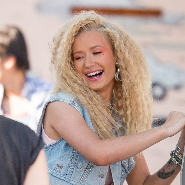 iggy azalea with medium length blonde crimped hair 90s wearing denim crop jacket