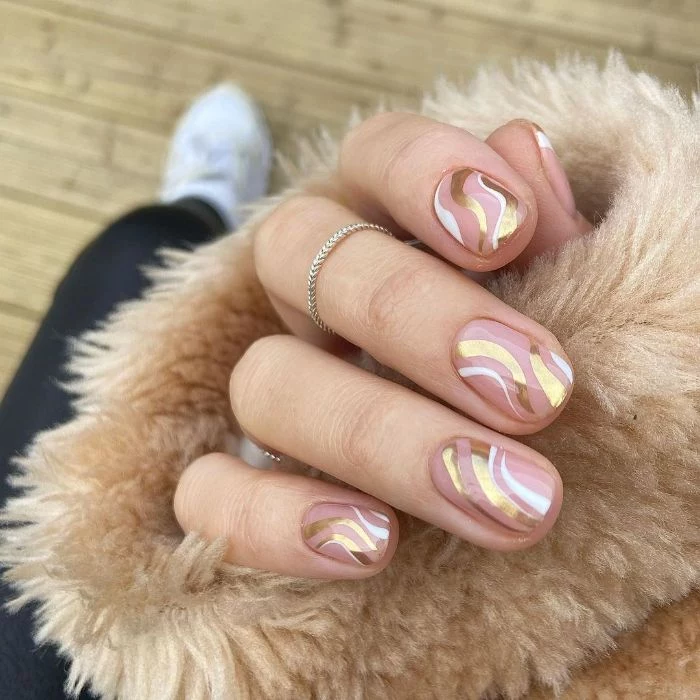 summer nail designs gold and white swirls and lines on short sqoval nails
