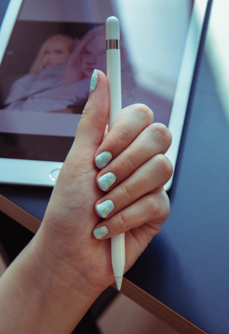 blue summer nail designs white daisies