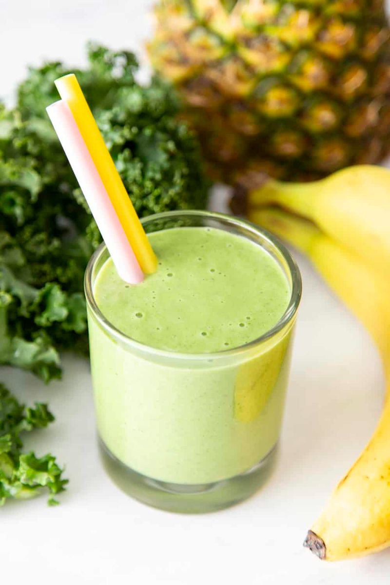 kale smoothie liver detox in glass