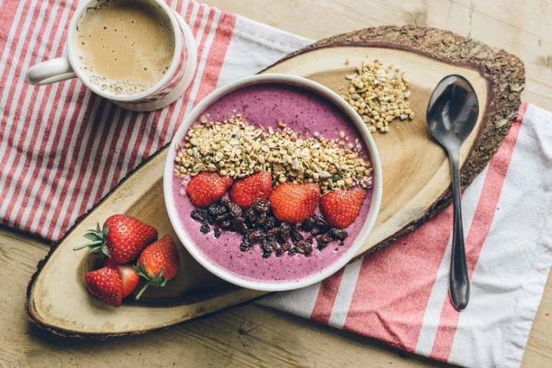 berries in bowl oatmeal benefits