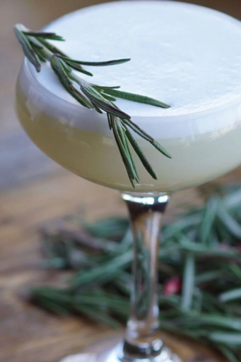 green virgin gin mixed drinks with rosemary