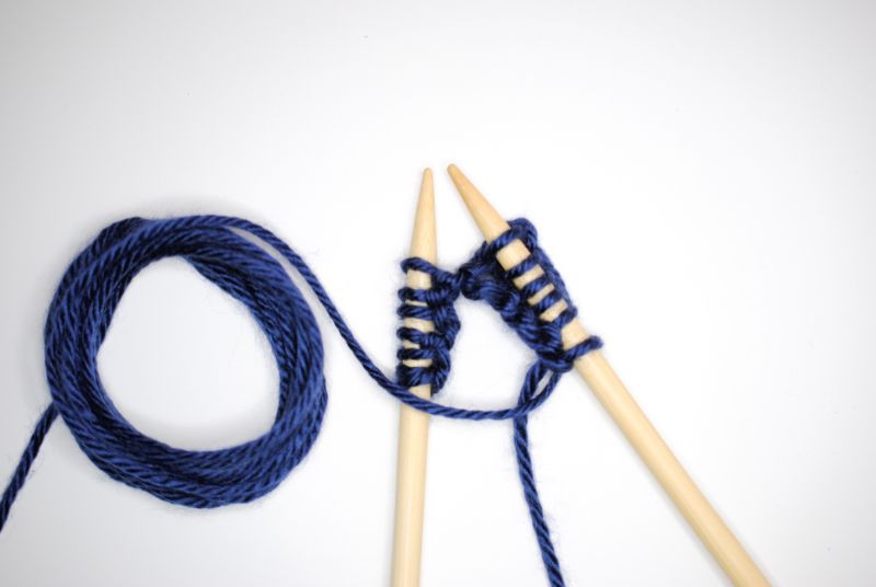 how to start knitting blue yarn