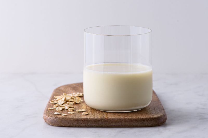 make oat milk oats on wooden board