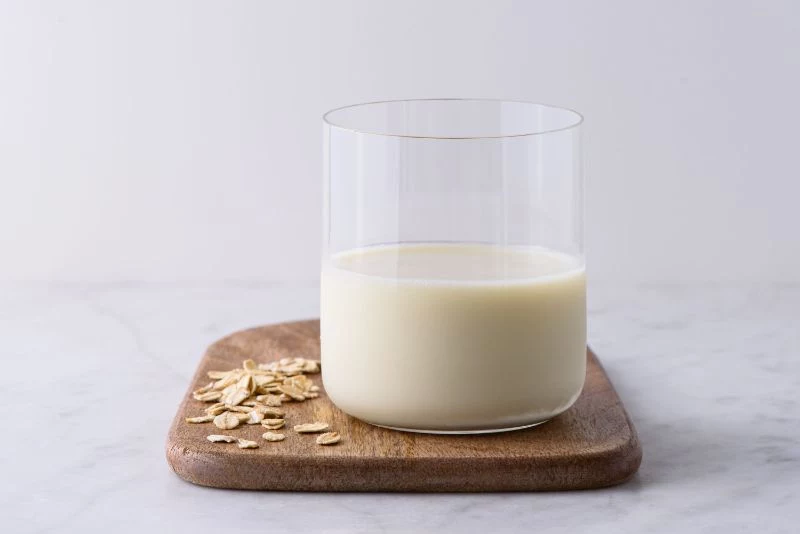 make oat milk oats on wooden board