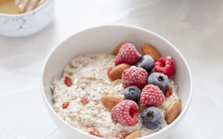 oatmeal health benefits bowl with berries