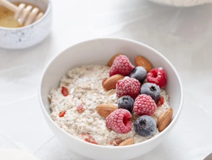 oatmeal health benefits bowl with berries