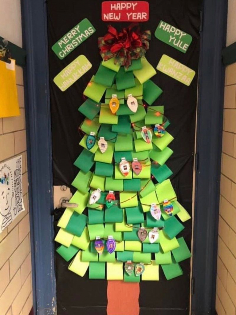 Cute and easy Christmas door decorations for school - archziner.com