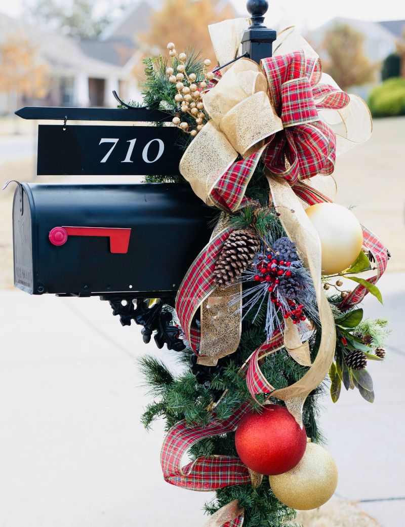 christmas mailbox decorations ideas with red baubles