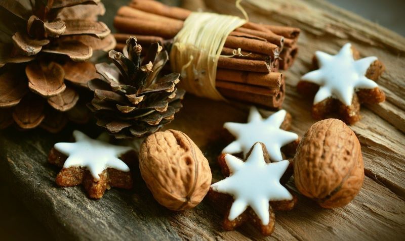 cinnamon sticks seasonal decor gingerbread cookies