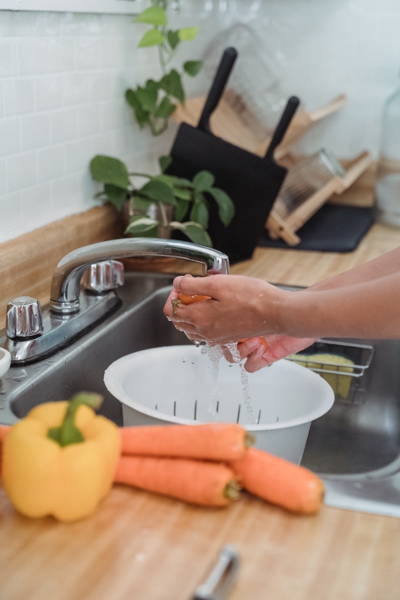 cleaning fruits and vegetables with baking soda and warm water
