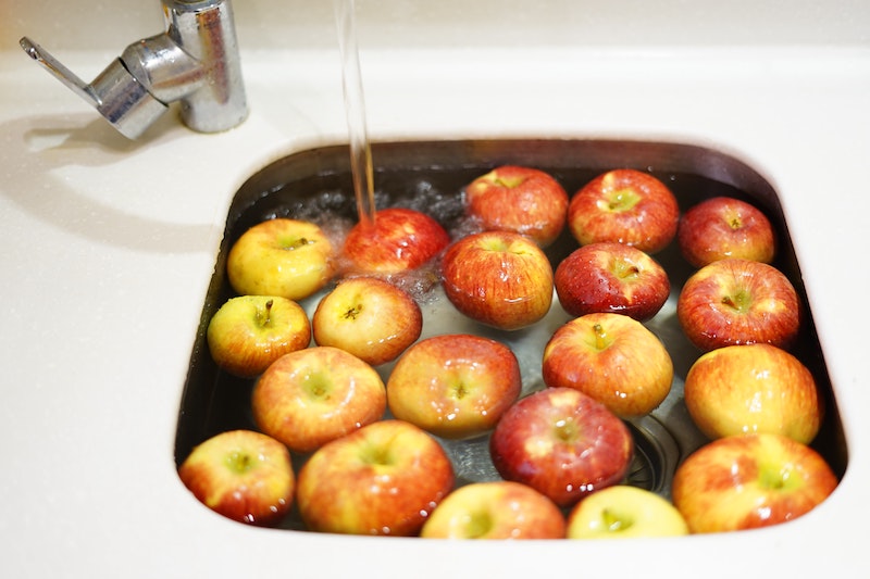 cleaning fruits and vegetables with baking soda and water soaking method