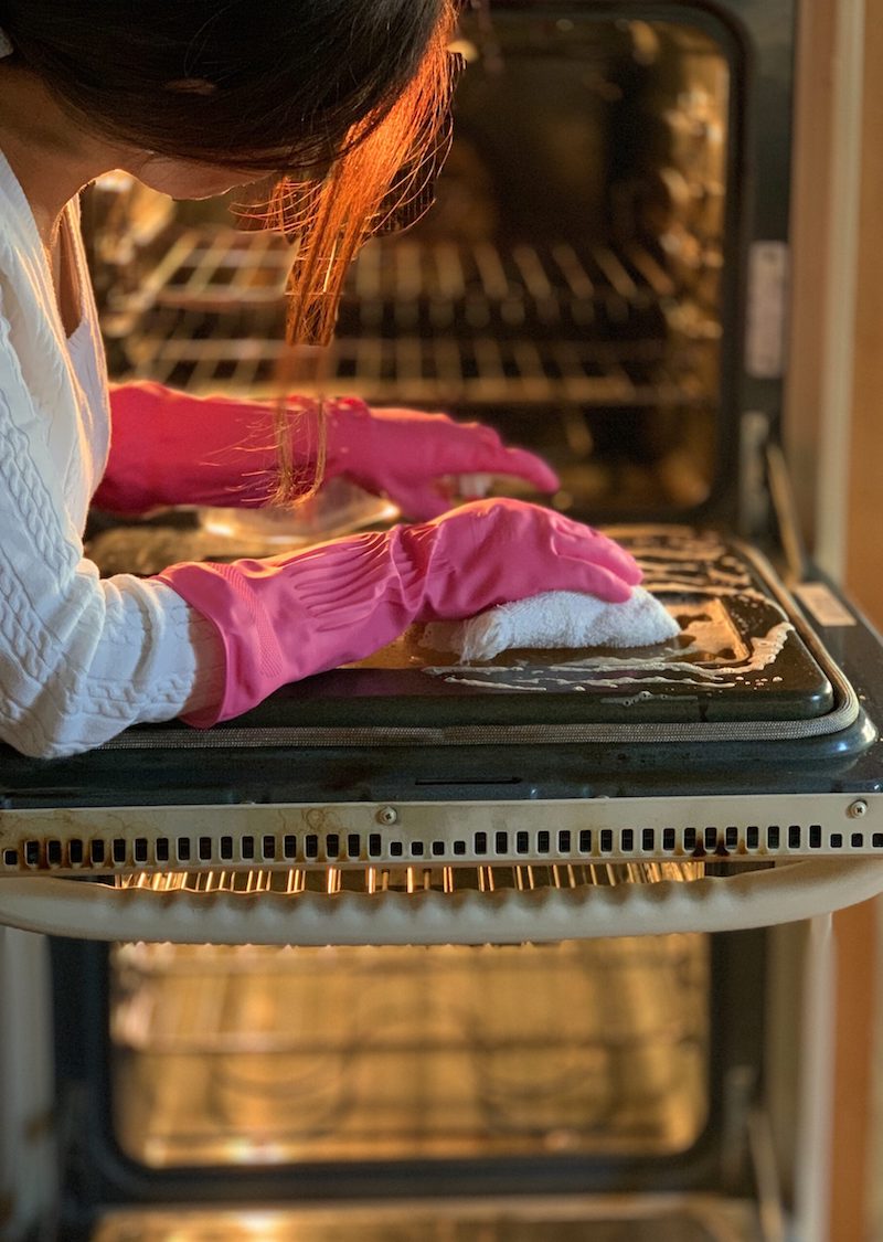 cleaning your oven with baking soda and vinegar for oily stains