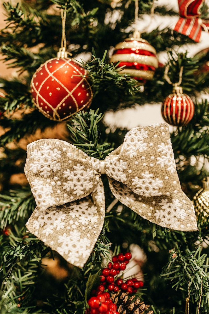crafty christmas tree toppers ideas silver bow with white snowflakes