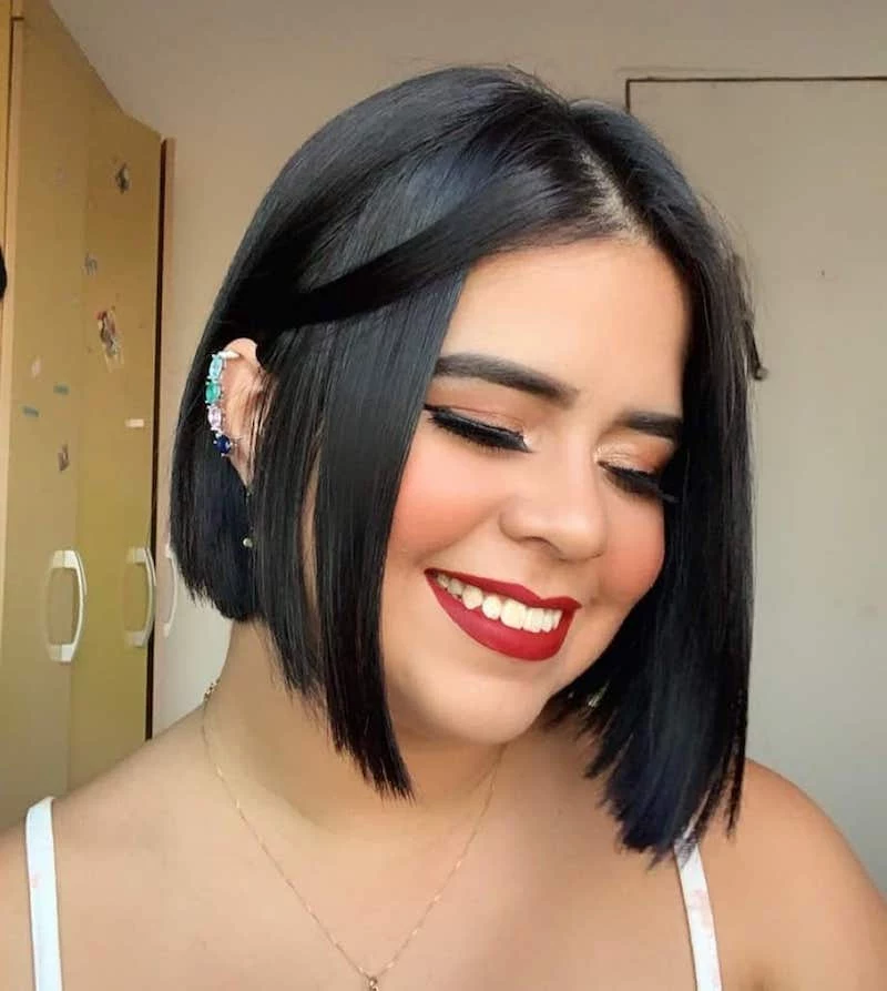 flattering plus size haircuts inverted bob for thin hair and round face