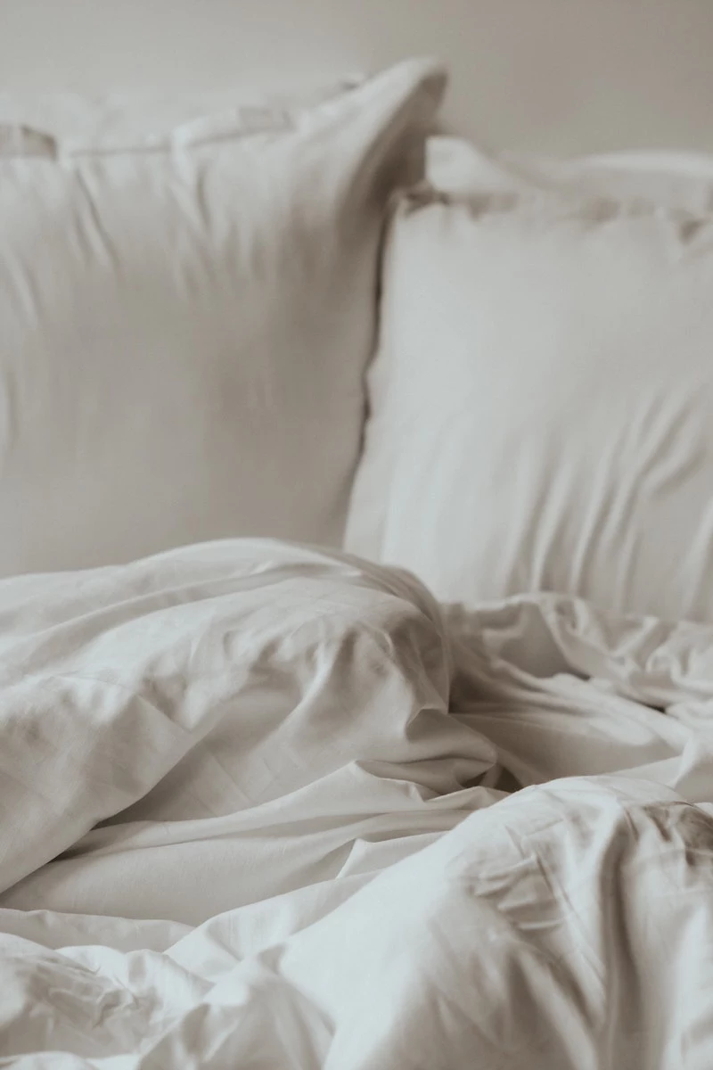 fresh and clean bed sheets and mattresses using baking soda hack