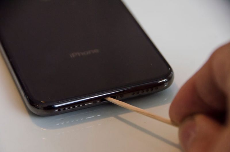 how to clean iphone charging port with toothpick