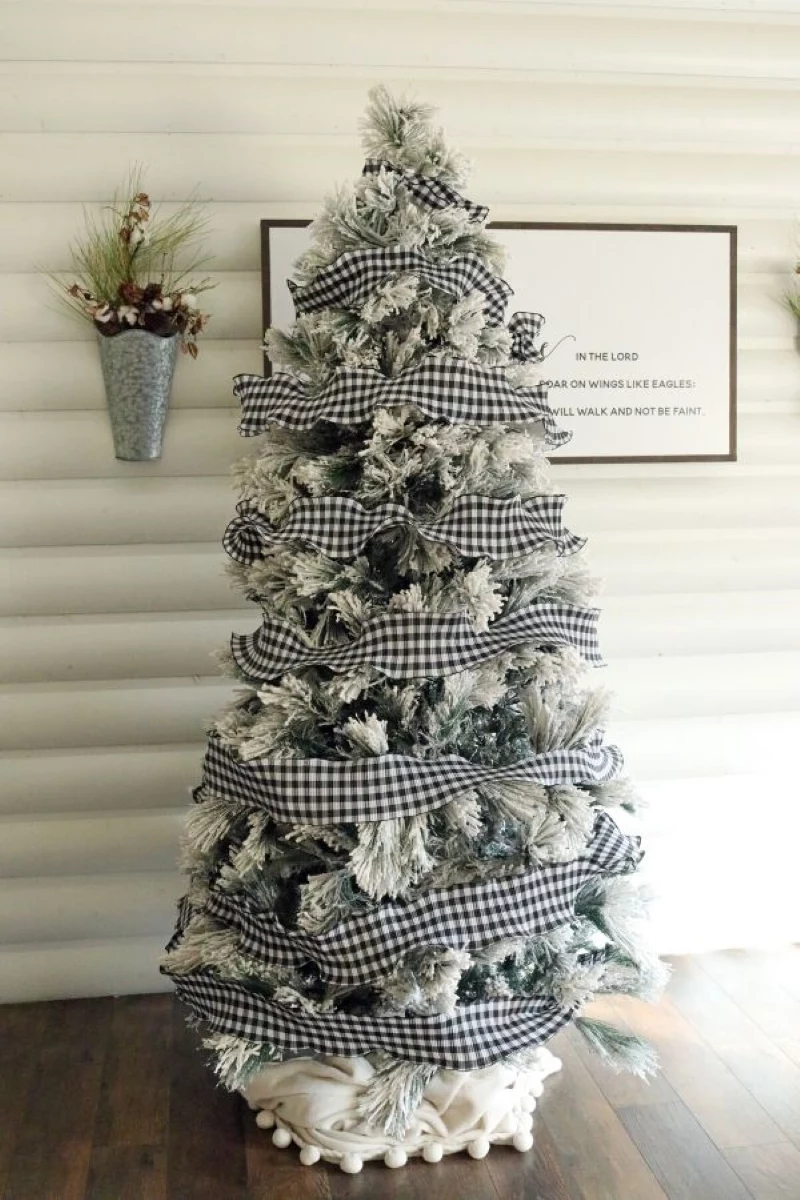 how to decorate a christmas tree with ribbon in black white
