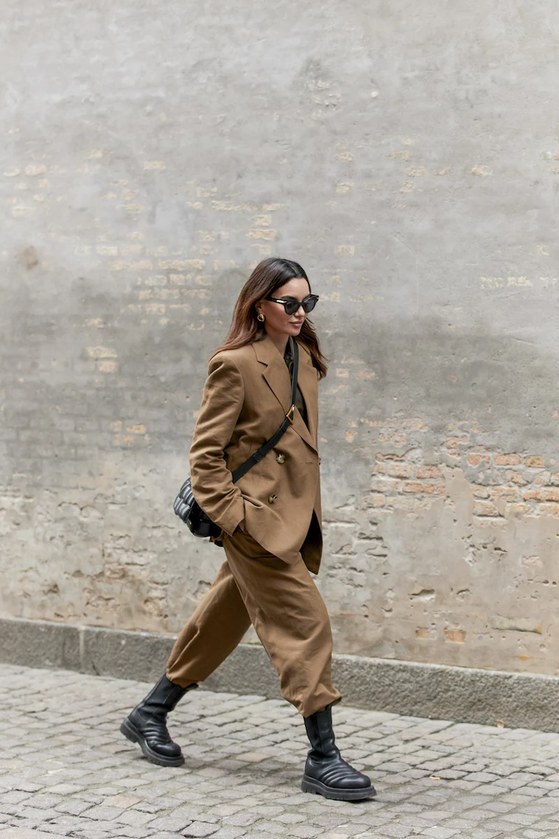how to wear a suit with black chelsea boots