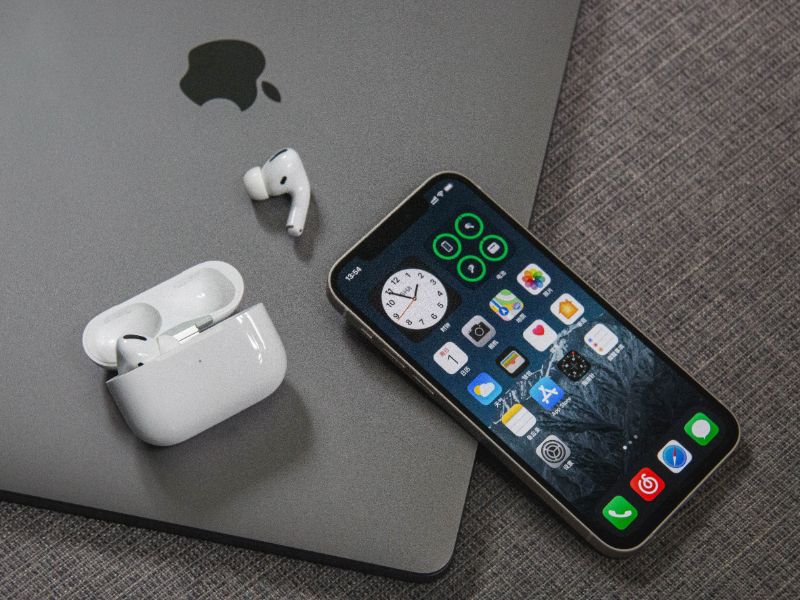 iphone macbook earbuds clean iphone charging port