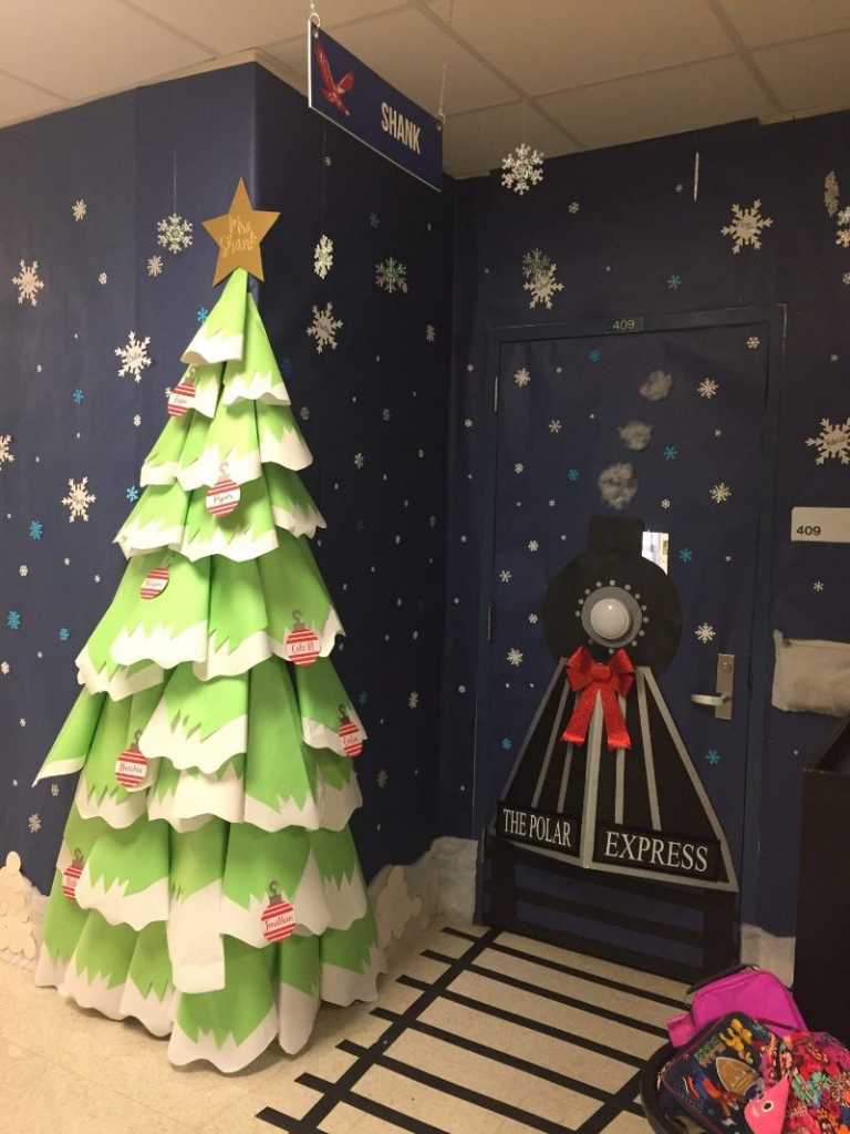 Cute and easy Christmas door decorations for school - archziner.com