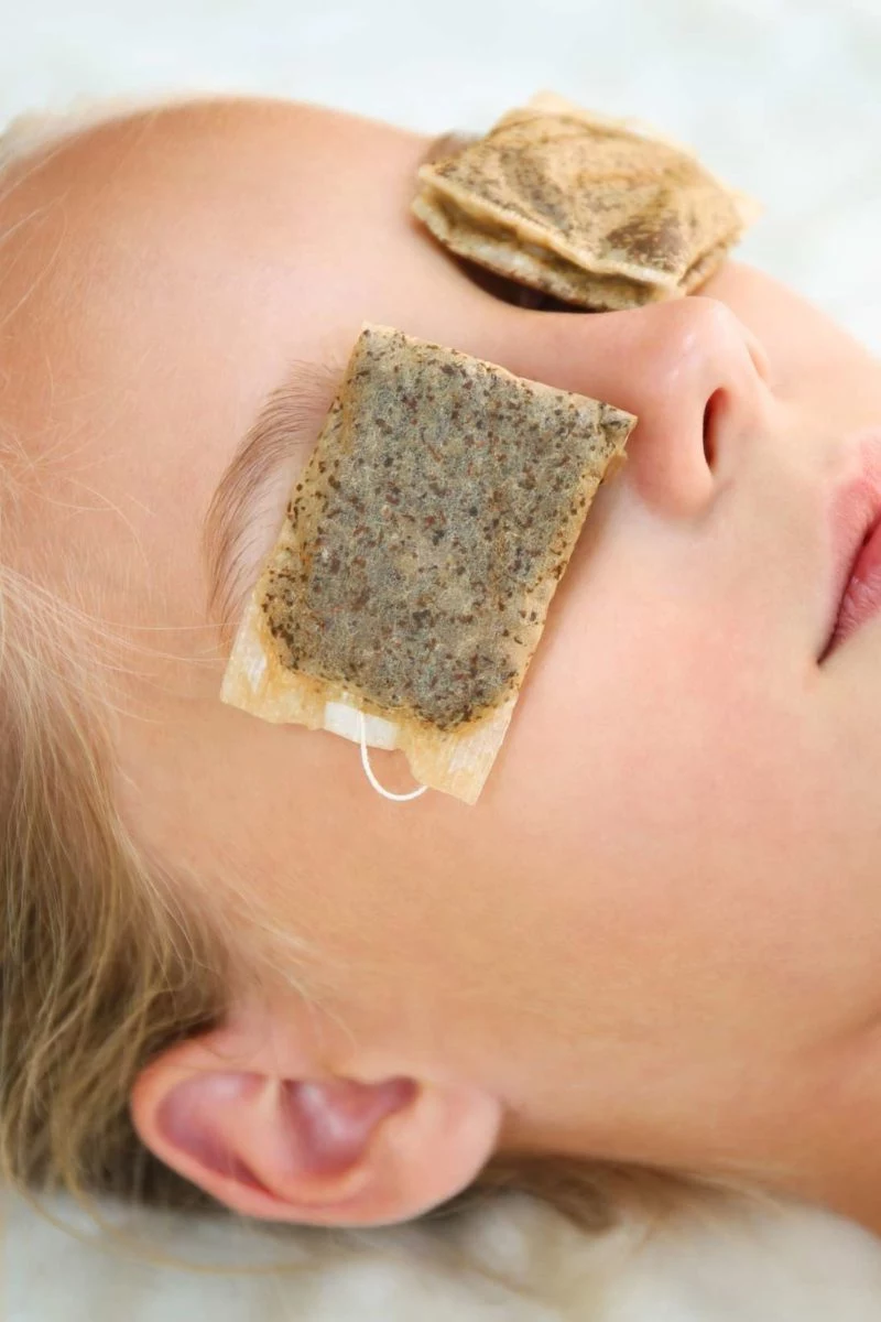 using old tea bags for eye bags to remove puffiness and dark circles