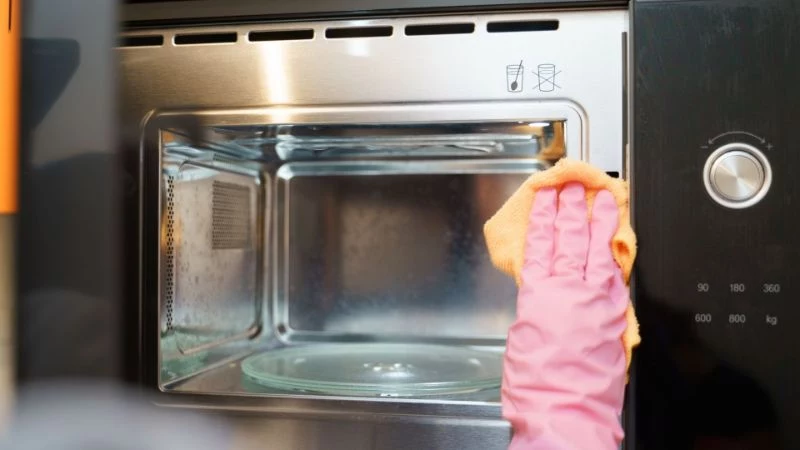 wiping the inside of microwave cleaning hack