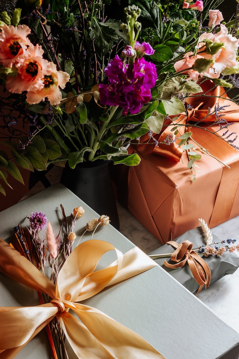 craft packaging ideas for christmas gifts for women with dried flowers and branches