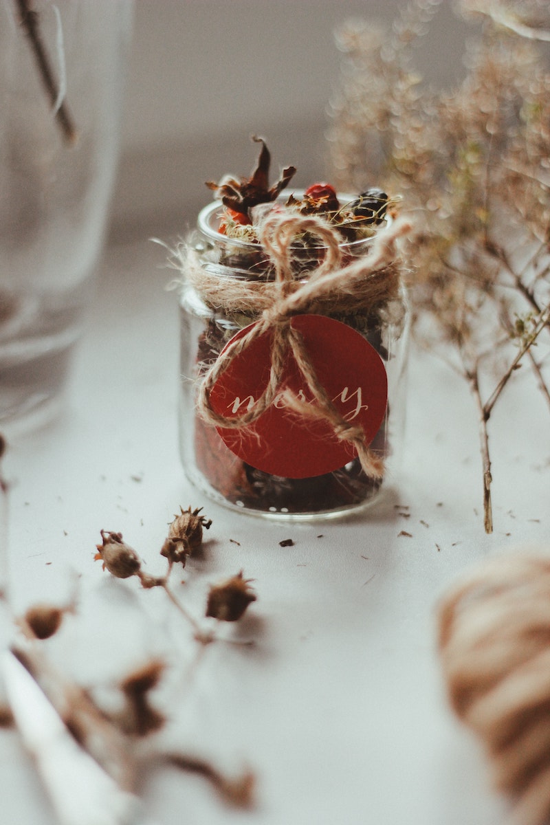 dried flower petals and herbs potpourri diy gift idea