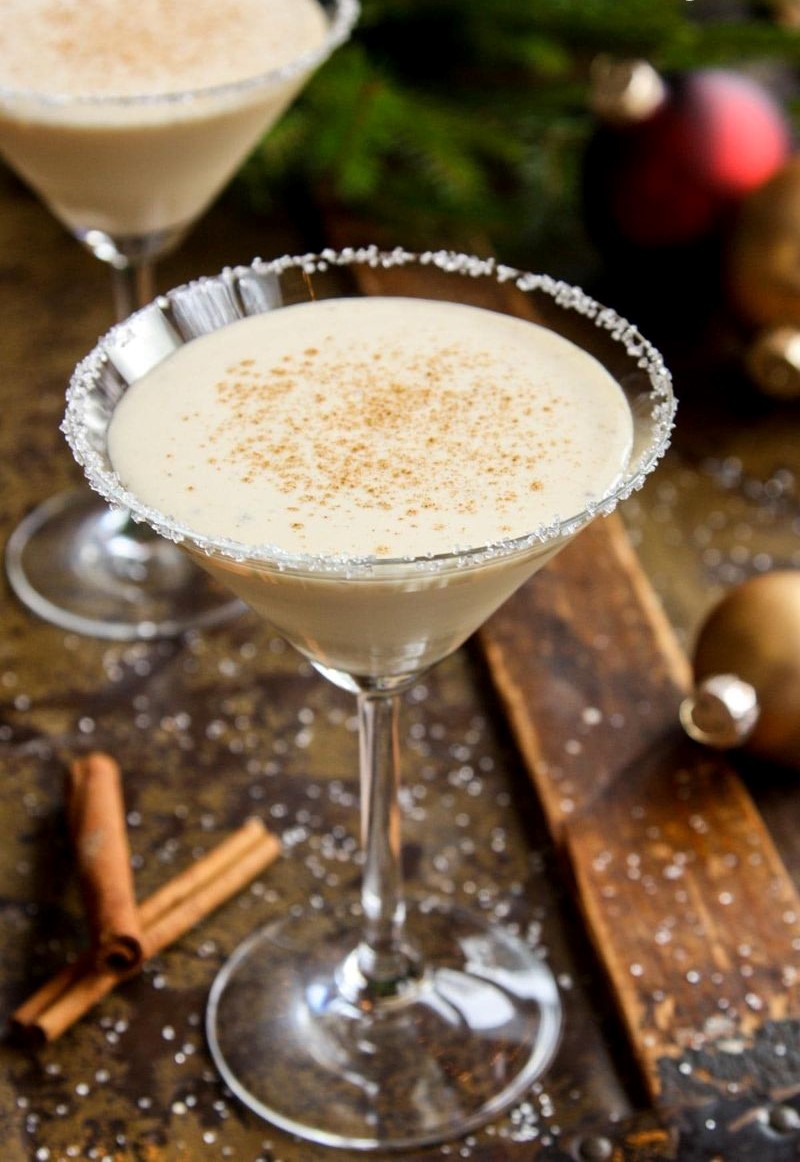 eggnog cocktail in two martini glasses
