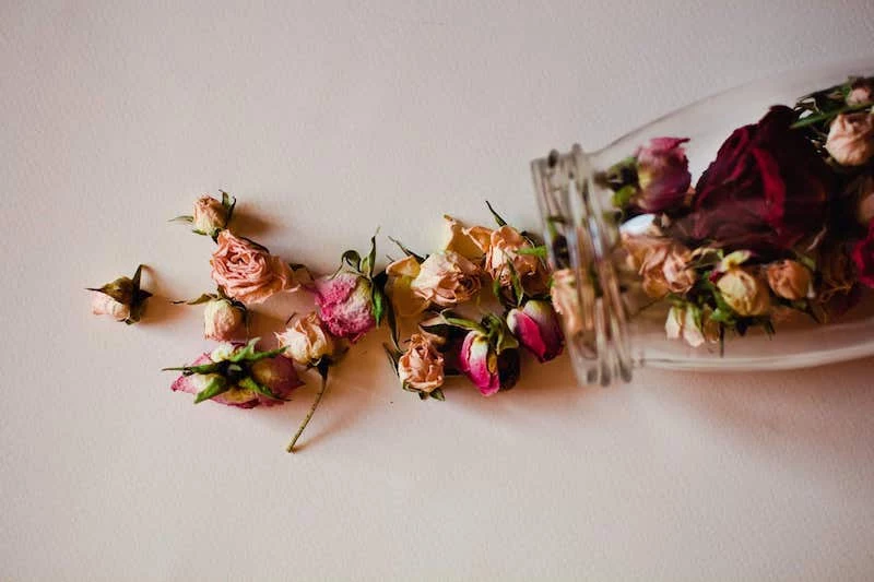 how dry roses at home to make an aromatic potpourri decoration