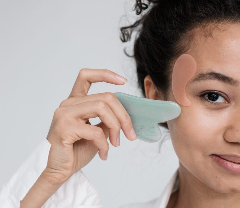 how to gua sha your face for glowy complexion and depuffing