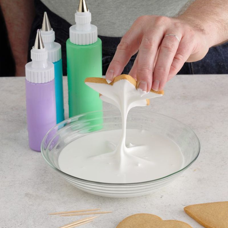 how to make gingerbread cookies dipped in icing