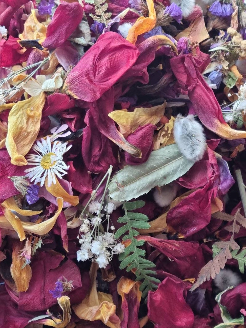 how to make potpourri using dried roses and different herbs