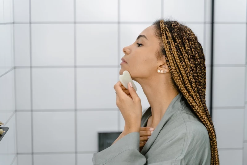 using gua sha for double chin and jawlline sculpting at home