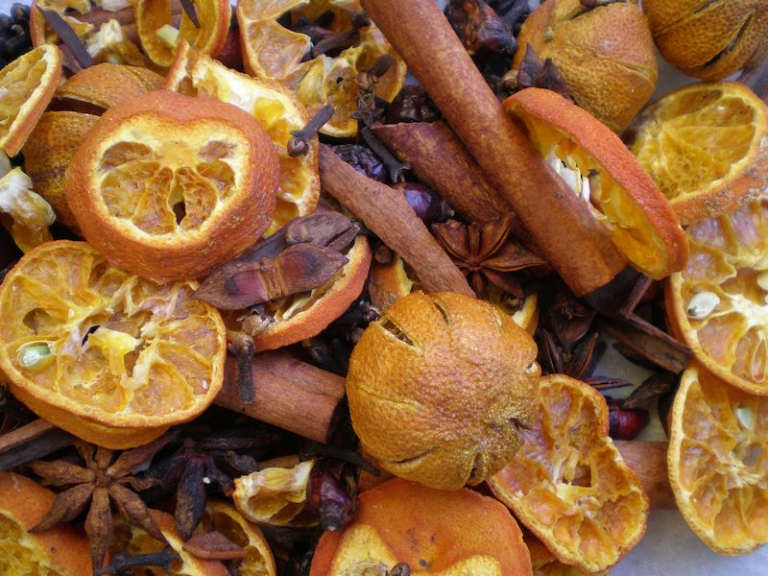 How to make potpourri for Christmas + 3 aromatic recipes