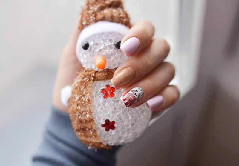 white and beige christmas nails 2021