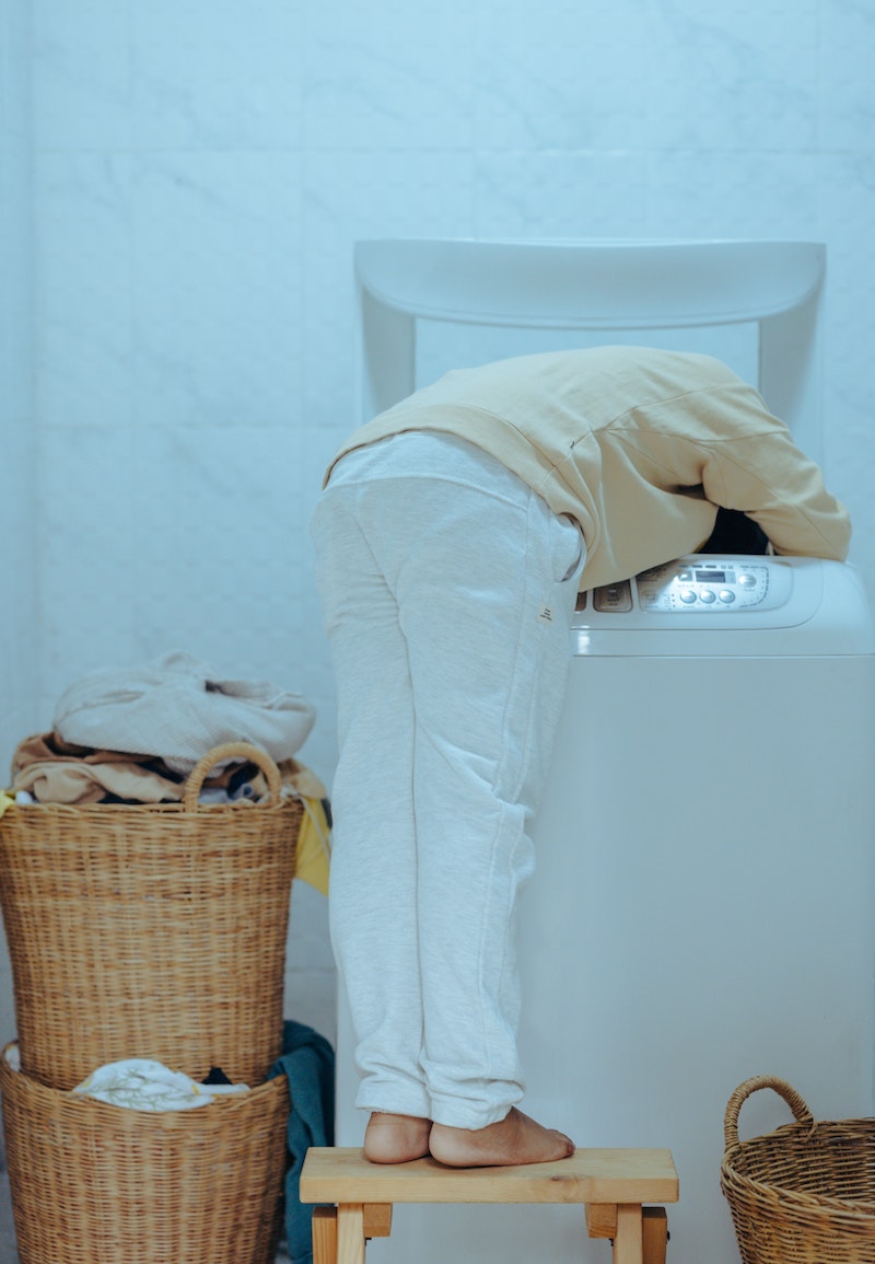 dirty crocs putting crocs in the washing machine