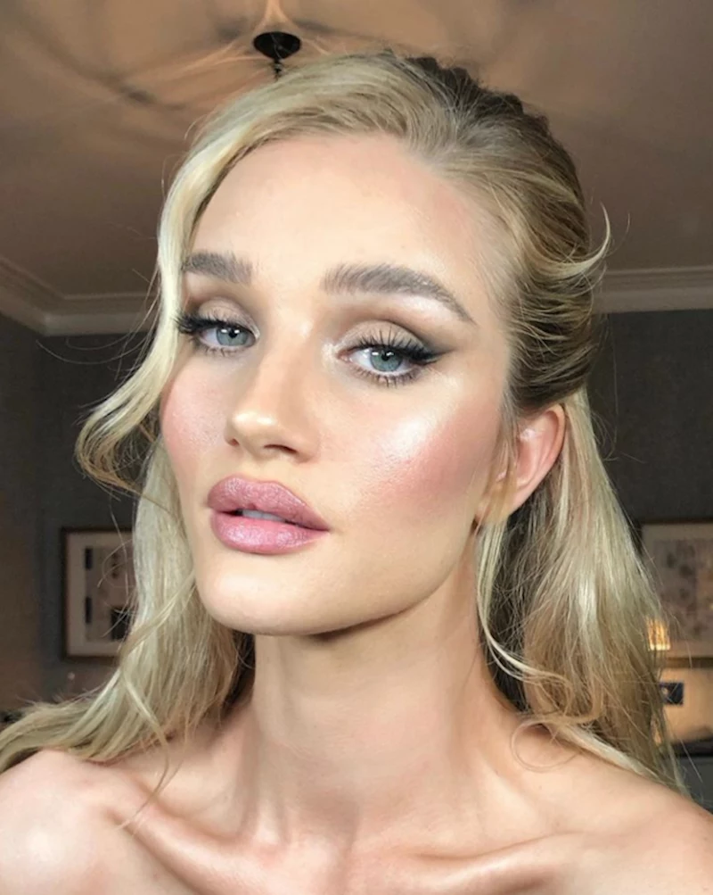 rosie huntington whiteley celebs with laminated brows glam makeup look