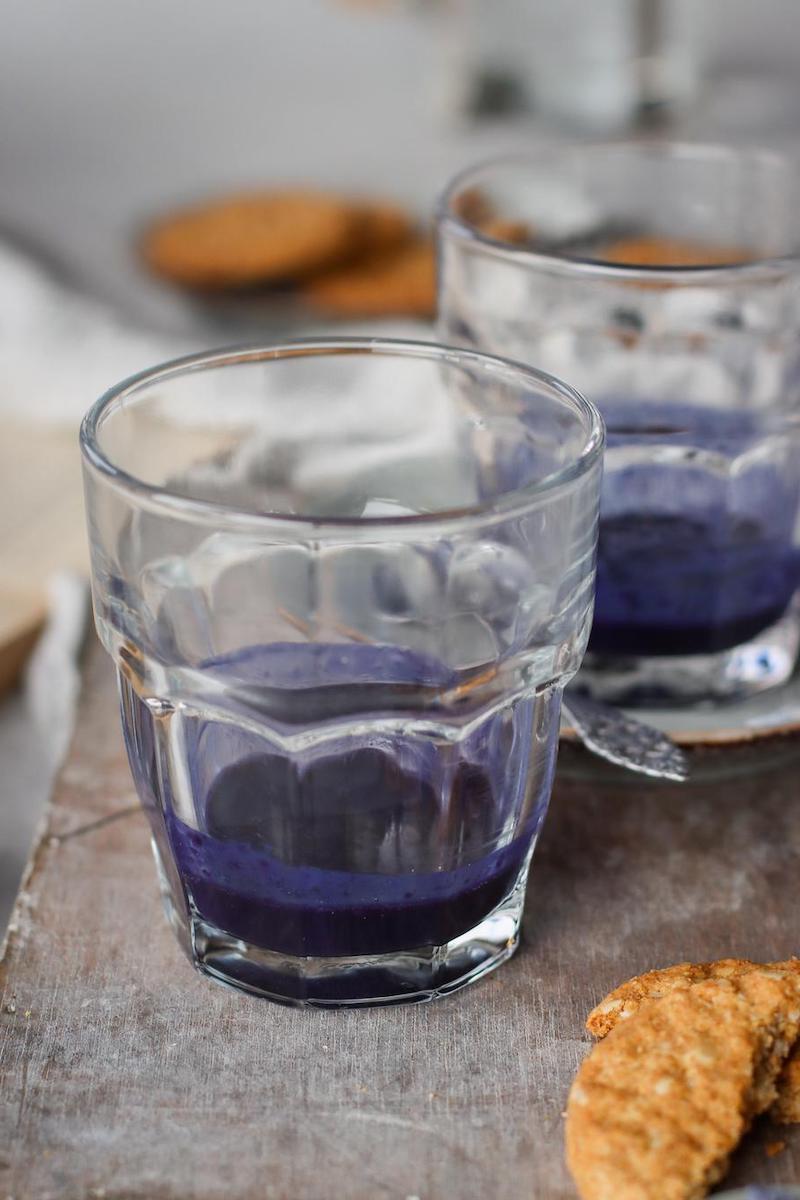 butterfly pea tea latte making