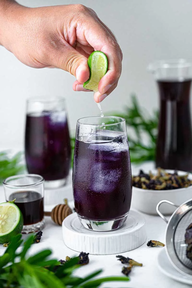 butterfly pea tea with lime juice