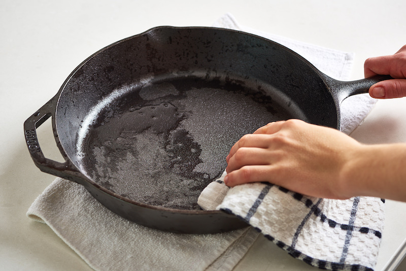 cleaning cast iron with salt cleaning a skillet