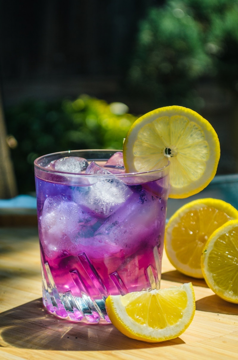 Butterfly Pea Flower: The Benefits of this Magical Blue Tea + 4 Recipes